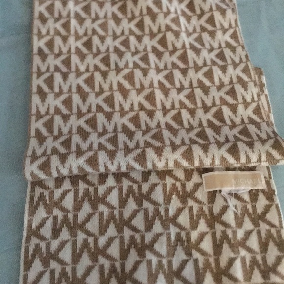 Michael Kors women’s tan and white winter scarf - Picture 1 of 1